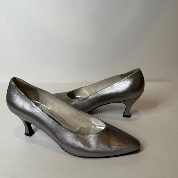 Stuart Weitzman silver vintage pump heels - Picture 6 of 15